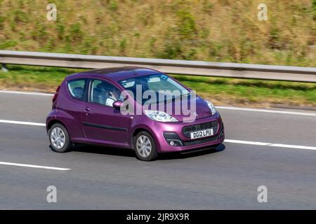 2012 Purple PEUGEOT 107 ACCESS 998cc Benzin 5-Gang-Kleinwagen; unterwegs auf der M6 Motorway UK Stockfoto