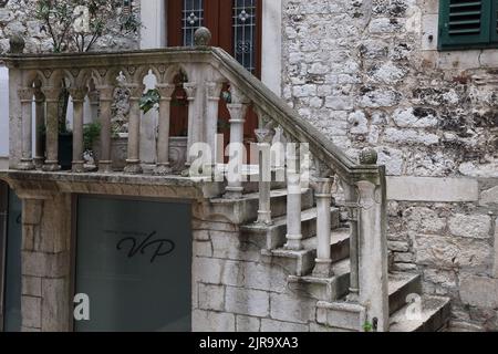 SIBENIK, KROATIEN - 9. SEPTEMBER 2016: Dies ist eine Steintreppe aus einem der alten Häuser des historischen Zentrums der Stadt. Stockfoto