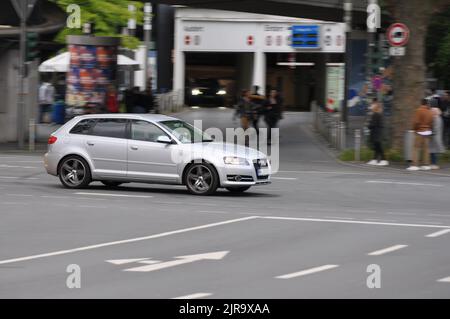 Ein silberner Audi A3 (8P) während der Fahrt auf der Kreuzung in Bochum. Stockfoto