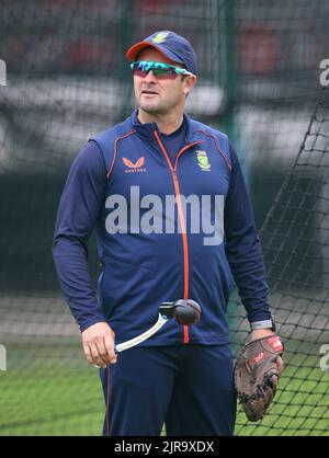 Südafrikas Cheftrainer Mark Boucher pitch während einer Nets-Session im Emirates Old Trafford, Manchester. Bilddatum: Dienstag, 23. August 2022. Stockfoto