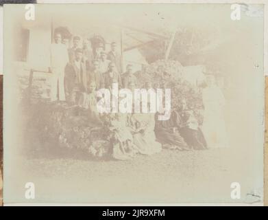 Gruppenportrait der Maori-Männer und -Frauen von Cook Islands mit Rev und Mrs Hutchin. Aus dem Album: Cook Islands, um 1896, Rarotonga, Hersteller unbekannt. Stockfoto