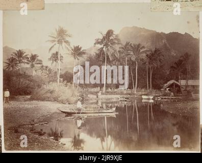 Kochen Sie Islander in einem Auslegerkanu auf dem Wasser. Aus dem Album: Cook Islands, um 1896, Rarotonga, Hersteller unbekannt. Stockfoto