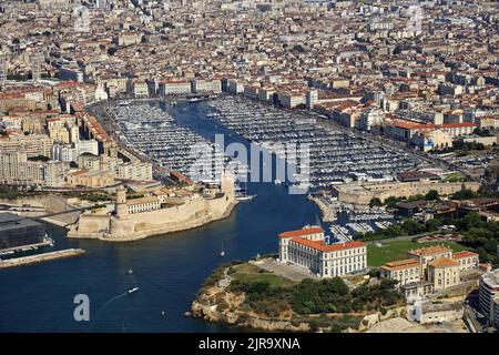 Marseille (Südostfrankreich): Luftaufnahme der Stadt und des Alten Hafens im Sommer. Segelboote vertäuten an der Anlegestelle Stockfoto
