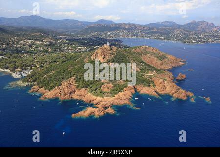 Saint-Raphael (Südostfrankreich): Luftaufnahme des Cap Dramont Headland mit seinen roten Felsen (Rhyolith) und seinem Semaphor. Natura 2000-Gebiet, Auszeichnung Stockfoto