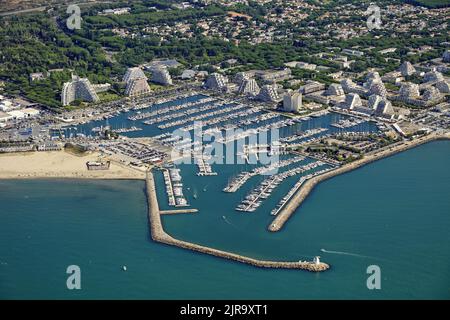 La Grande-Motte (Südfrankreich): Luftaufnahme des Badeortes mit Gebäuden in Form von Pyramiden, dem Strand und dem Yachthafen Stockfoto