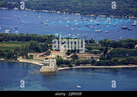 Département Alpes-Maritimes (Südostfrankreich): Die Lerins-Inseln mit Blick auf die Bucht von Cannes und das Esterel-Massiv. Die Abtei von Lerins auf Saint-Honor Stockfoto