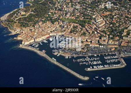 Saint-Tropez, im Département Var (Südostfrankreich): Luftaufnahme des noblen Badeortes auf der gleichnamigen Halbinsel und seinem Yachthafen Stockfoto