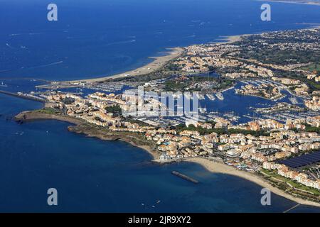 Le Cap d'Agde im Département Herault (Südostfrankreich): Luftaufnahme des Badeortes und des Yachthafens. Stockfoto