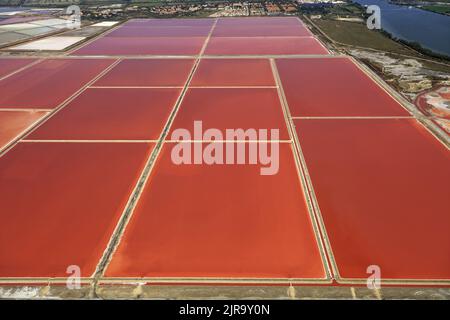 Arles, Département Bouches-du-Rhone (Südostfrankreich): Luftaufnahme der Kanäle der Salinen von Salins de Giraud, rosa-rot Stockfoto