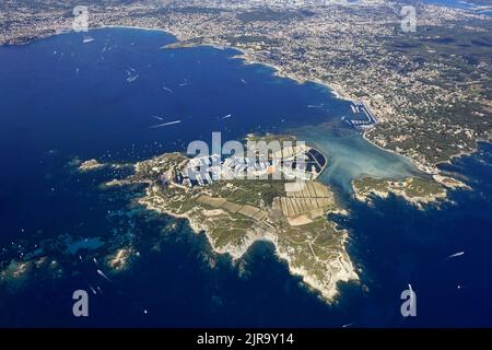 Var (south-eastern France): aerial view of the harbour of the island “ile des-Embiez”, the hamlet of Le Brusc and the town of Sanary-sur-Mer Stockfoto