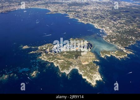 Var (Südostfrankreich): Luftaufnahme des Hafens der Insel „ile des-Embiez“, des Weilers Le Brusc und der Stadt Sanary-sur-Mer Stockfoto