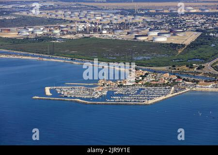 FOS-sur-Mer (Südostfrankreich): Luftaufnahme der Claude-Rossi Marina, der Landzunge „pointe Saint-Gervais“. Im Hintergrund die petrochemichal com Stockfoto