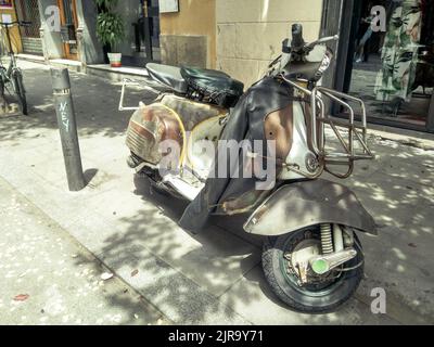 Eine alte italienische Vespa-Motorroller, die auf der Straße geparkt wurde Stockfoto