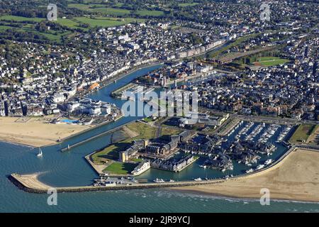 Deauville (Nordwestfrankreich): Luftaufnahme des Badeortes entlang der cote fleurie, einem Abschnitt der Küste der Unteren Normandie, der Touques-Mündung Stockfoto