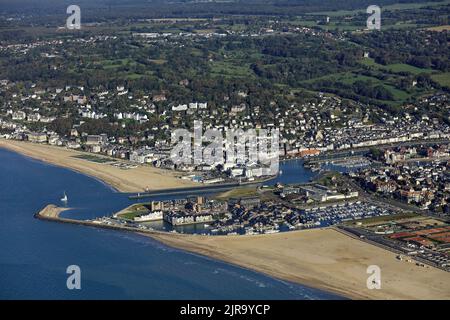 Deauville (Nordwestfrankreich): Luftaufnahme des Badeortes entlang der cote fleurie, einem Abschnitt der Küste der Unteren Normandie, der Touques-Mündung Stockfoto