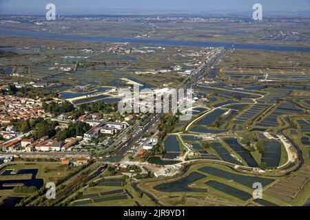 La Tremblade (Mittelwest-Frankreich): Luftaufnahme des Badeortes und der kleinen Austernstadt in der Bucht von Marennes-Oleron, am linken Ufer des Stockfoto
