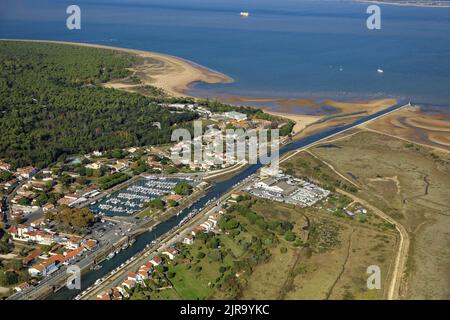 Saint-Georges-d'Oleron (vor der Küste des mittelwestlichen Frankreichs): Luftaufnahme des Fischereihafens und des Yachthafens des Badeortes Boyardville, Stockfoto