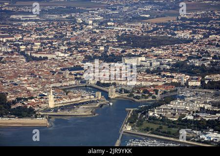 La Rochelle (Zentral-Ostfrankreich): Luftaufnahme der Stadt und des Alten Hafens von La Rochelle-Ville Stockfoto