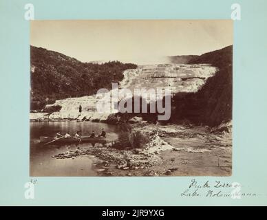Pink Terrace, Lake Rotomahana. Aus dem Album: Fenwick Album of New Zealand Views, Rotorua, von Charles Spencer. Stockfoto