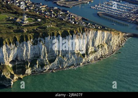 Fecamp (Normandie, Nordfrankreich): Luftaufnahme der Küste und der Klippen der Landzunge „Cap Fagnet“, dem höchsten Punkt der Alabasterküste („c Stockfoto