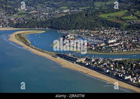 Cabourg (Normandie, Nordwestfrankreich): Luftaufnahme des Badeortes entlang der Küstenregion Òcote fleurieÓ und des Yachthafens Stockfoto