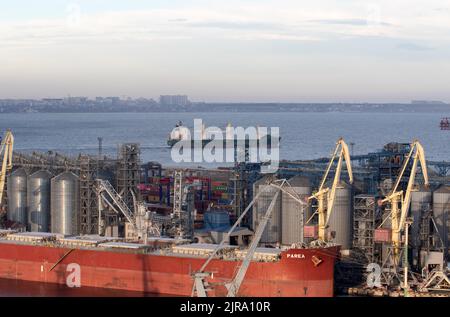 ODESSA, UKRAINE-27. NOVEMBER 2021: Odessa Handelshafen in Friedenszeiten 4 Monate vor Kriegsbeginn mit Russland. Schiffskräne, Lagerhäuser, Tanker Stockfoto
