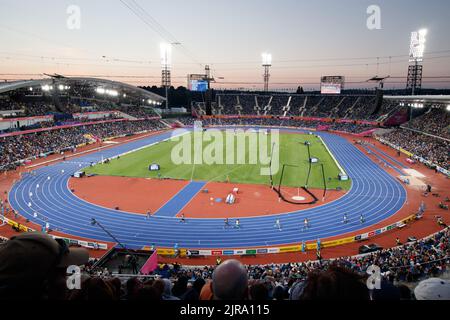 Aktion der Commonwealth Games von Birmingham im Alexander-Sportstadion am Abend des 5.. August 2022. Das Bild zeigt, dass das Stadion am Ende der Ereignisse nachts beleuchtet wird. Stockfoto