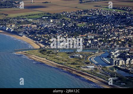 Courseulles-sur-Mer (Normandie, Nordwestfrankreich): Luftaufnahme des Badeortes und seines Yachthafens Òbassin de JoinvilleÓ Stockfoto