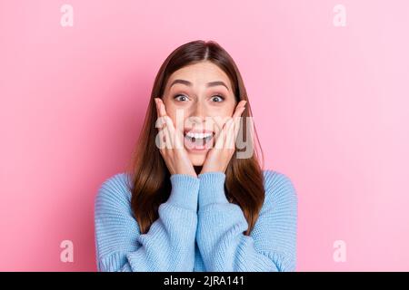 Foto von beeindruckt erstaunt schöne Mädchen aufgeregt Blick auf Verkauf kann nicht glauben, seine wahre halten Palmen auf Wangen isoliert auf farbigem Hintergrund Stockfoto