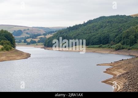 Der Ladybower-Stausee während des trockenen und trockenen Wetters im Sommer 2022. Ladybower Reservoir ist ein großes Y-förmiges, künstliches Reservoir, das niedrigste von drei im Upper Derwent Valley in Derbyshire, England. Stockfoto