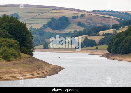 Der Ladybower-Stausee während des trockenen und trockenen Wetters im Sommer 2022. Ladybower Reservoir ist ein großes Y-förmiges, künstliches Reservoir, das niedrigste von drei im Upper Derwent Valley in Derbyshire, England. Stockfoto