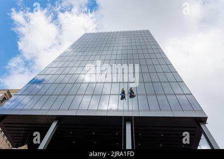 Zwei Fensterputzer arbeiten an der 103 Colmore Row, dem höchsten Wolkenkratzer im Stadtzentrum von Birningham. 103 die Colmore Row wurde 2022 eröffnet und ist hauptsächlich für Unternehmen bestimmt. Stockfoto