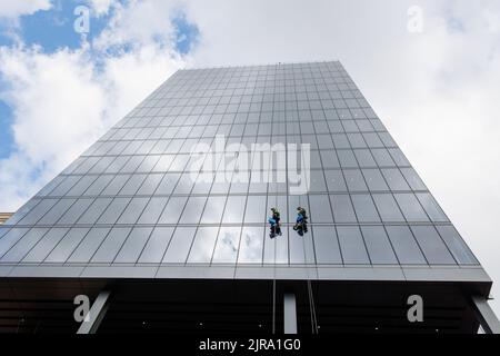 Zwei Fensterputzer arbeiten an der 103 Colmore Row, dem höchsten Wolkenkratzer im Stadtzentrum von Birningham. 103 die Colmore Row wurde 2022 eröffnet und ist hauptsächlich für Unternehmen bestimmt. Stockfoto