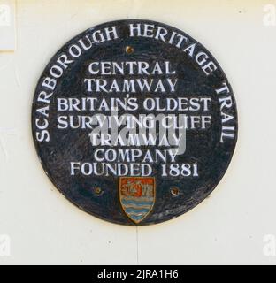 Scarborough Heritage Trail Plakette an der Central Tramway - Großbritanniens ältester überlebender Cliff Tramway, Scarborough, North Yorkshire, England, Großbritannien Stockfoto