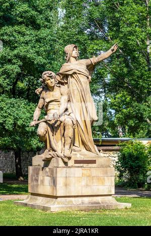 Skulptur slawischer mythischer Figuren - Statuen von Premysl und Libuse auf Sockel in Vysehrad, Prag, Tschechische republik Stockfoto