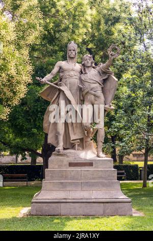 Skulptur slawischer mythischer Figuren - Statuen von Zaboj und Slavoj auf Sockel in Vysehrad, Prag, Tschechien Stockfoto