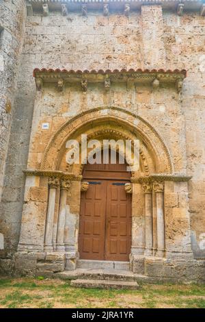 Fassade der Kirche Nuestra Señora del Valle. Monasterio de Rodilla, Provinz Burgos, Castilla Leon, Spanien. Stockfoto