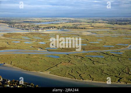 Saint-Valery-sur-Somme (Nordfrankreich): Luftaufnahme der Bucht von Somme und im Hintergrund die Stadt und ihr Vorgebirge Stockfoto