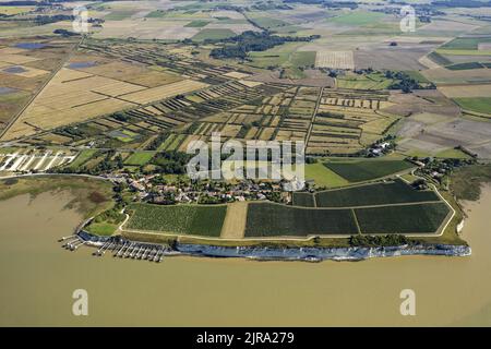 Talmont-sur-Gironde (Südwestfrankreich): Luftaufnahme des kleinen Dorfes Le Caillaud auf einem felsigen Vorgebirge, das über dem Fluss Gironde liegt. Squar Stockfoto