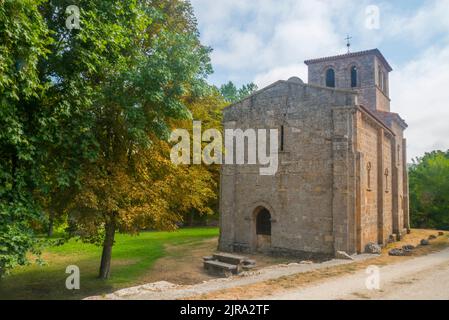 Fassade der Kirche Nuestra Señora del Valle. Monasterio de Rodilla, Provinz Burgos, Castilla Leon, Spanien. Stockfoto