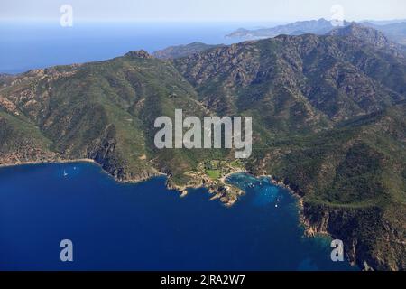 Südkorsika, Departement Corse-du-sud, Orsani: Luftaufnahme des Weilers Girolata im Naturschutzgebiet Scandola, das zum UNESCO-Weltkulturerbe gehört Stockfoto