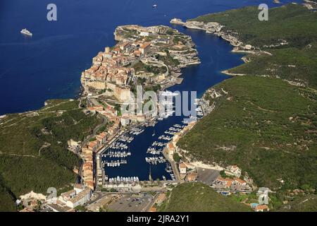 Südkorsika, Departement Corse-du-sud, Bonifacio: Luftaufnahme der Zitadelle, des Yachthafens und des Handelshafens Stockfoto