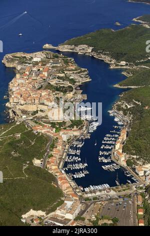 Südkorsika, Departement Corse-du-sud, Bonifacio: Luftaufnahme der Zitadelle, des Yachthafens und des Handelshafens Stockfoto