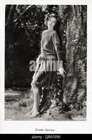 Porträt von Greta Garbo, der bei einem Baum steht - Foto vom Ross-Verlag Stockfoto