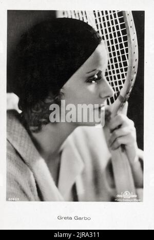 Portraitfoto von Greta Garbo - Foto vom Ross-Verlag. Greta hält einen Tennisschläger und trägt eine Baskenmütze. Stockfoto