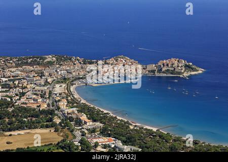 Nordkorsika, Departement Haute-Corse: Luftaufnahme der Stadt, des Hafens und der Bucht von Calvi Stockfoto