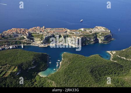 Südkorsika, Departement Corse-du-sud, Bonifacio: Luftaufnahme der Zitadelle, des Yachthafens und des Handelshafens Stockfoto