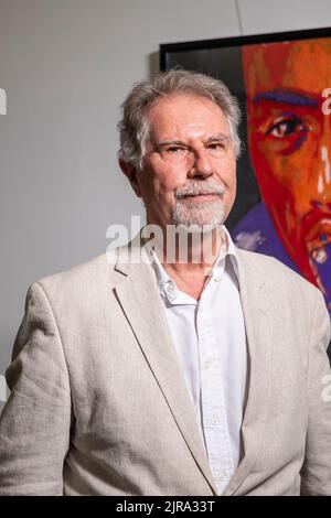 Der Realisator Thierry Michel posiert für den Fotografen während einer Pressekonferenz, die der Filmemacher Thierry Michel und die Produzentin Christine Pireaux im Vorfeld des Prozesses in Kinshasa am 30. August und der Fernsehtour „L'Empire du Silence“ im September in verschiedenen Provinzen der Demokratischen Republik Kongo organisiert haben, Am Dienstag, den 23. August 2022 in Brüssel. BELGA FOTO HATIM KAGHAT Stockfoto