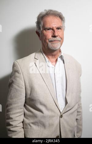 Der Realisator Thierry Michel posiert für den Fotografen während einer Pressekonferenz, die der Filmemacher Thierry Michel und die Produzentin Christine Pireaux im Vorfeld des Prozesses in Kinshasa am 30. August und der Fernsehtour „L'Empire du Silence“ im September in verschiedenen Provinzen der Demokratischen Republik Kongo organisiert haben, Am Dienstag, den 23. August 2022 in Brüssel. BELGA FOTO HATIM KAGHAT Stockfoto
