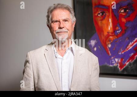 Der Realisator Thierry Michel posiert für den Fotografen während einer Pressekonferenz, die der Filmemacher Thierry Michel und die Produzentin Christine Pireaux im Vorfeld des Prozesses in Kinshasa am 30. August und der Fernsehtour „L'Empire du Silence“ im September in verschiedenen Provinzen der Demokratischen Republik Kongo organisiert haben, Am Dienstag, den 23. August 2022 in Brüssel. BELGA FOTO HATIM KAGHAT Stockfoto